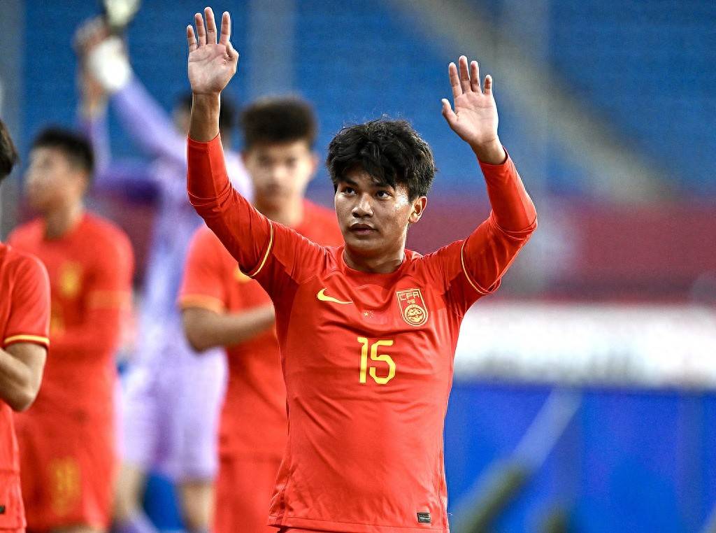 助攻射门助推球队胜利，英雄赛场上崭露头角的简单介绍