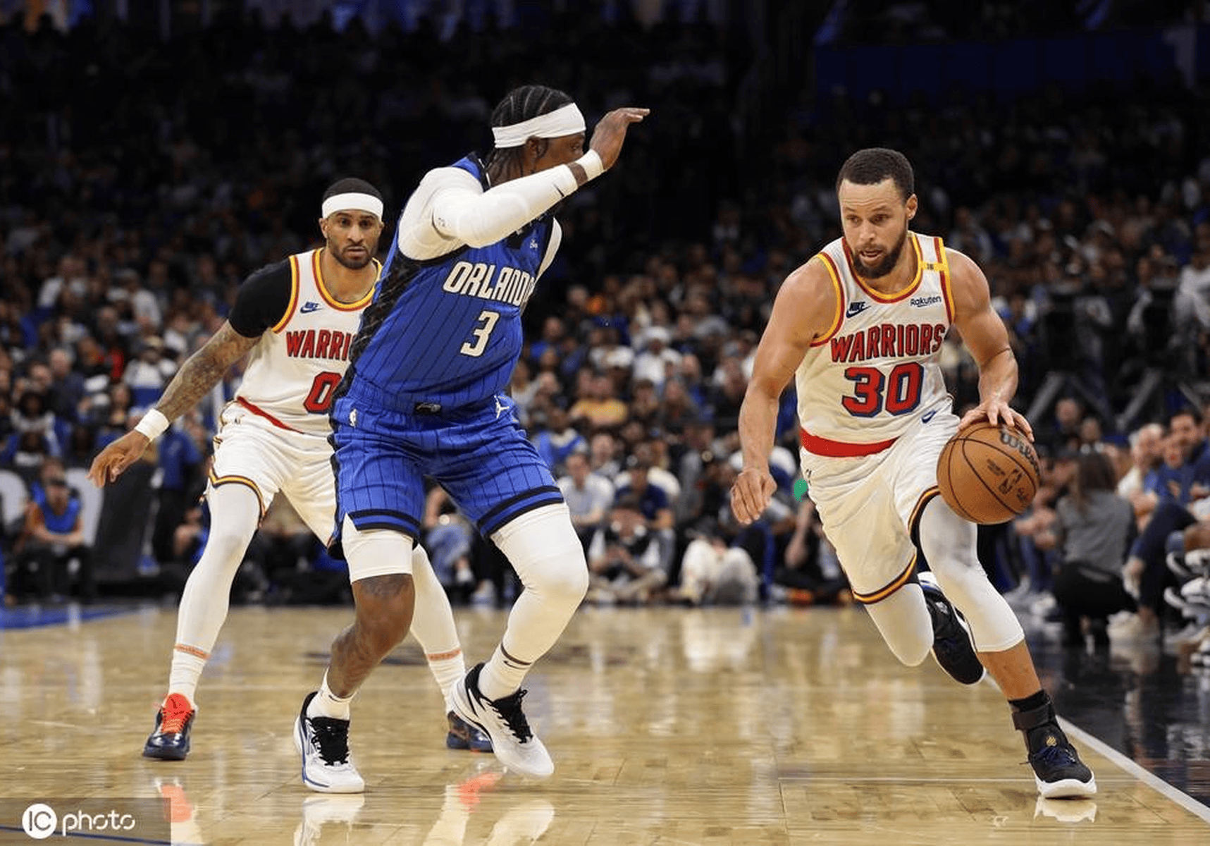 狂飙三分!库里指导勇士逆袭夺胜 狂飙三分!库里指导勇士逆袭夺胜