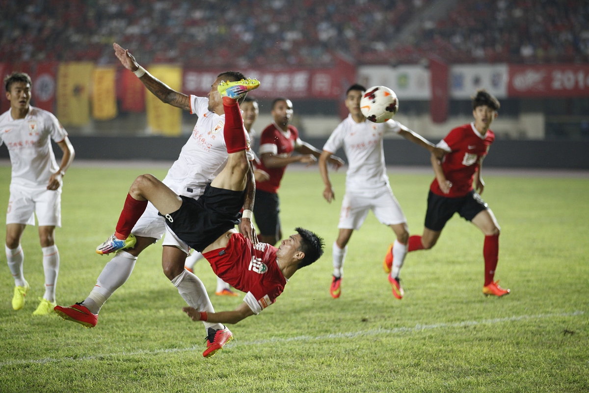 足球比赛精彩瞬间,球员们展现出色技术,赢得掌声 足球比赛精彩瞬间,球员们展现出色技术,赢得掌声