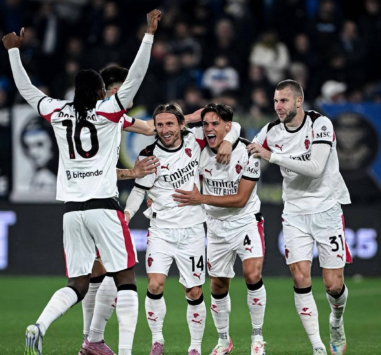 AC米兰翻盘里昂,本泽马扛起全队 AC米兰翻盘里昂,本泽马扛起全队