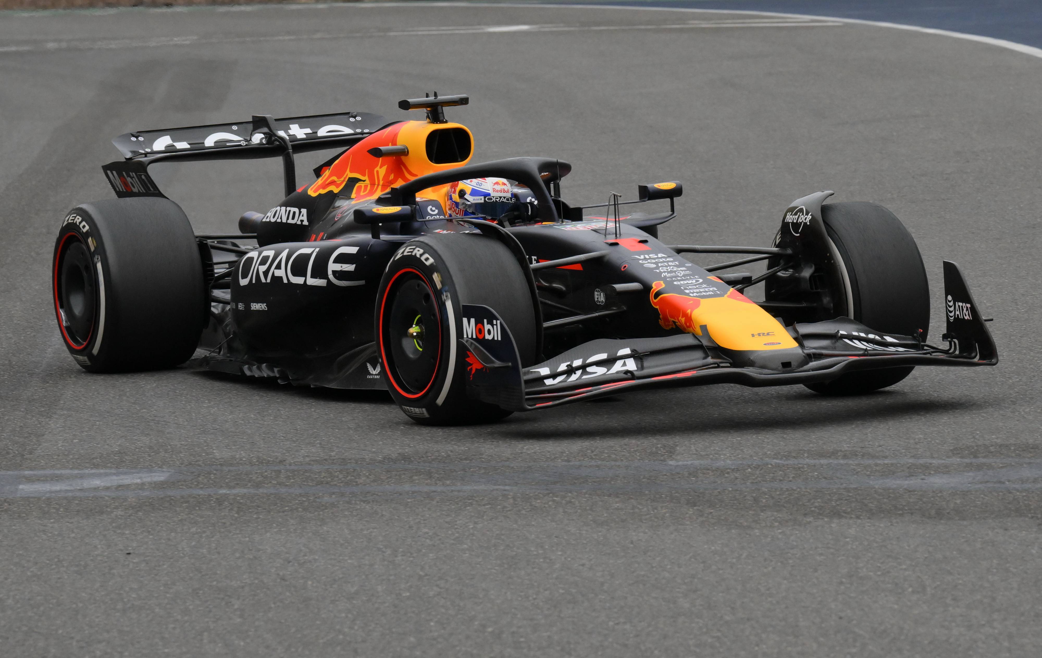 梅赛德斯翻盘迈凯伦，塞恩斯统治全场