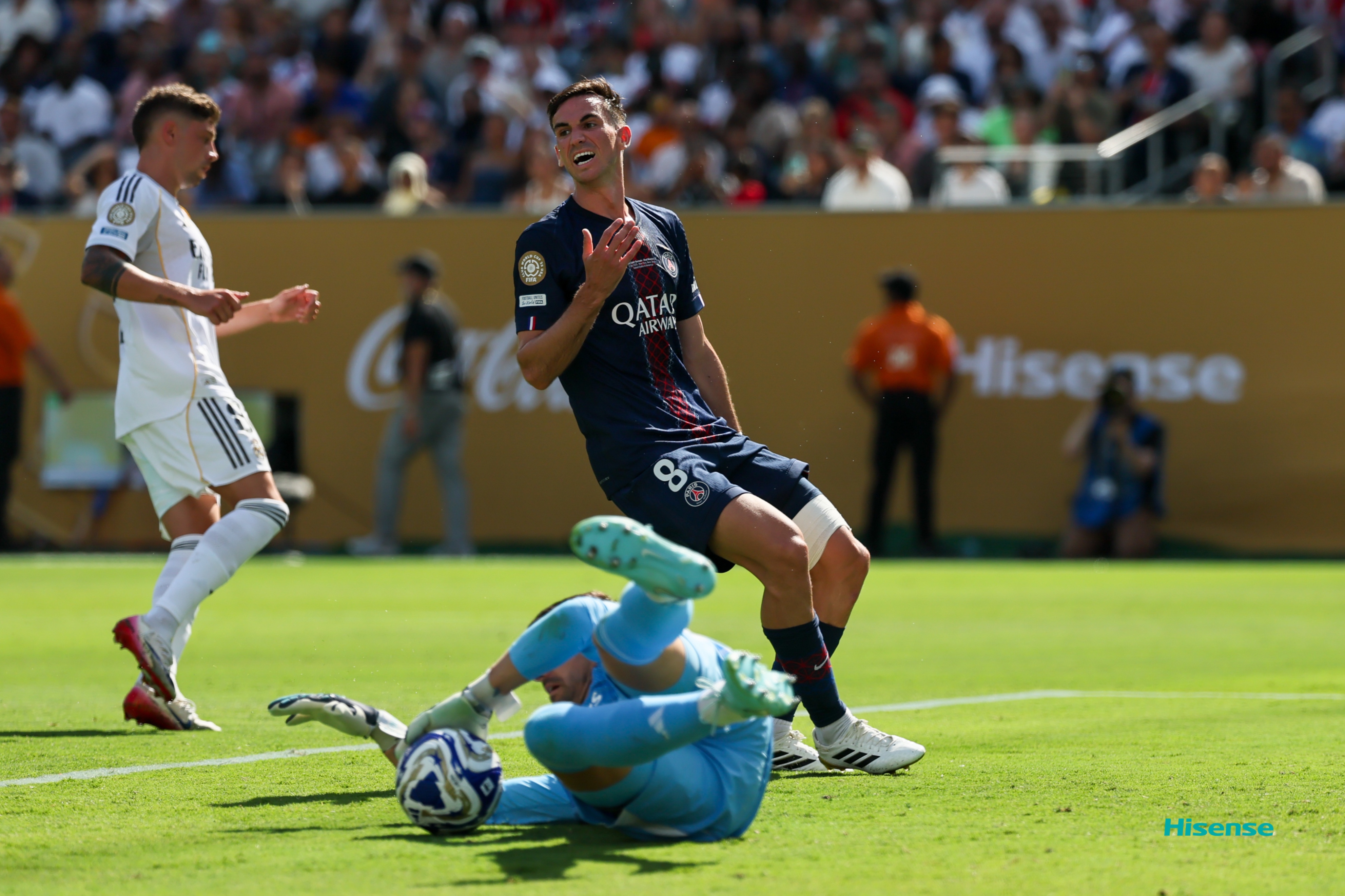 欧冠比赛中发生引人注目的事故