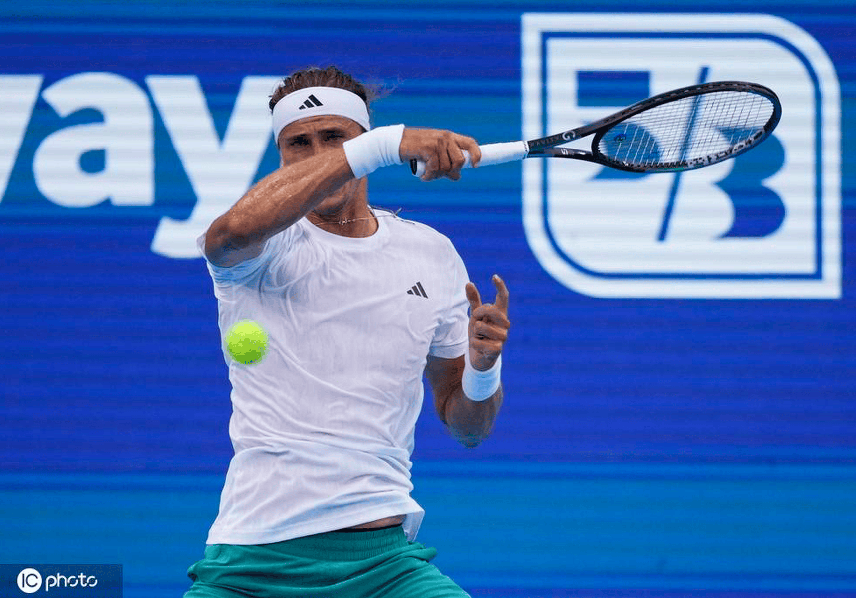 开云体育APP下载-美网完胜温网，兹维列夫统治全场