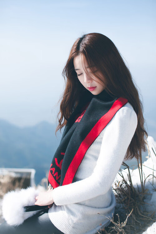 开云体育官网-银色弯道与天山脚下，当F1争冠悬念遇上鹰击长空